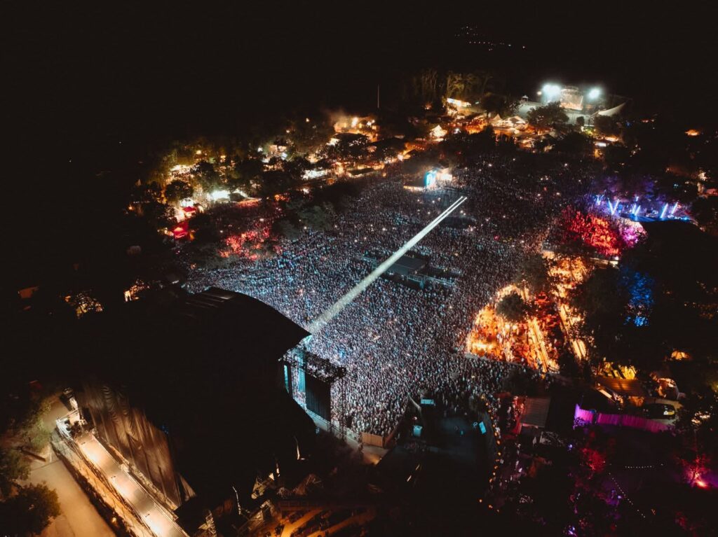 Vue aérienne nocturne de la foule devant la scène principale du festival Aluna 2026