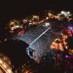 Vue aérienne nocturne de la foule devant la scène principale du festival Aluna 2026